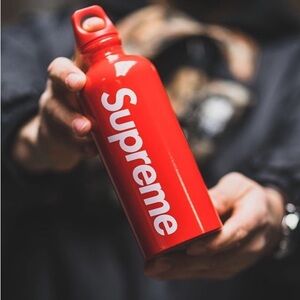 New Deadstock Supreme SIGG Traveller .6L Water Bottle Red Box Logo